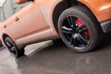 Porsche Cayenne нанесение золотой полоски на диски